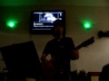 Robert canta y ronda mesa