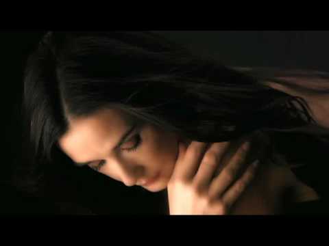 Demi Moore promociona su perfume con joven modelo