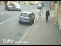 Mujer se salva por poco de ser arrollada en Rusia