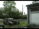 un gars saute d'un toit sur une voiture et la defonsse =d ..