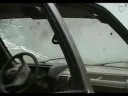 un gars saute d'un toit sur une voiture et la defonsse =d ..