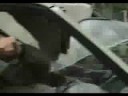 un gars saute d'un toit sur une voiture et la defonsse =d ..