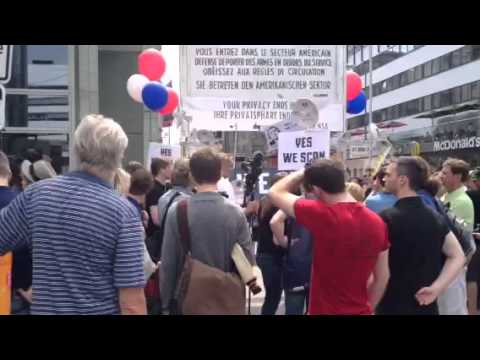 demonstration - Rund 50 Personen demonstrieren vor dem Besuch des US-Präsidenten Barack Obama in Berliner gegen Überwachung im Internet.