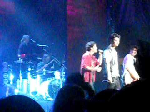 Jonas Brothers & Demi Lovato Rocks Jones Beach  8 21 2010