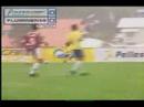 Jo�o na Granja tentando enfiar a bola