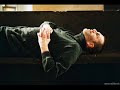 ruli?ky!!!
.
.
.
m?s�c je jak zlat� bulla sicilsk�.
stvrzuje, ?e kdo chce, ten se dop�sk�.
pod lampou jen kr�tce, v p?�tm� dlouze zas...
otev?e ti kobera a m??e? mezi n�s.

moje teta, tvoje teta, parole...
dvaat?icet karet k?ep?� na stole.
m?s�c sv�t� s�m a chleba ne?ere.
ty to ale koukej trefit, frajere.
proto?e
dnes je valcha u star�ho r??i?ky.
dej si prachy do po?�dn� ruli?ky.
co je na tom, ?e to nen�
extra n�bl byt? srdce jako kn�?e rohan mus�? m�t.

a? jsi p?es den docent nebo tunel�?,
herold svat� pravdy nebo jinej lh�?,
tady na to ka?dej ka?le zvysoka.
pravda je jen jedna. slova proroka
?�kaj, ?e
kdy? je valcha u star�ho r??i?ky,
budou vcelku na nic v?echny ?e?i?ky.
bu?to trefa, nebo kufr.
sm?la, nebo ?nit.
jen to srdce jako rohan mus�? m�t.

kdo se boj�, m� jen hn?d� kaliko.
mo?n� ob?as nebude? m�t na ml�ko,
jist? ale pozn�?, co jsi vlastn? za?.
sv?t nepat?il nikomu kdo nebyl hr�?.
a proto
a? je valcha u star�ho r??i?ky,
nebo pou? a? k tv�?i bo?� rodi?ky,
a? je v�lka, ?erven, mlha,
bou?ka nebo klid,
srdce jako kn�?e rohan mus�? m�t.

dnes je valcha u star�ho r??i?ky
kdy? jsi malej, tak si stoupni na ?pi?ky.
malej nebo nachlapenej,
cik�n, br?�k, ?id -
srdce jako kn�?e rohan mus�? m�t.