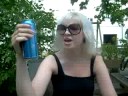 aaron g�r reklam f�r den gladen dansken