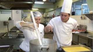 VÍDEO: Chefs renomados mudam o cardápio do Restaurante Popular por um dia