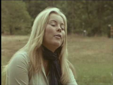 Fäbojäntan - Utvikningsflickan och sedermera skådespelerskan Leena Skoog siktar mot stjärnorna i NP Sundgrens Filmkrönikan. Året är 1970.