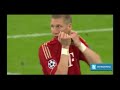Chelsea se consagró campeón de la Champions League por primera vez en su historia luego de imponerse desde los penales al Bayern Múnich. En tiempo regular el partido terminó 1-1 con goles de Thomas Müller y Didier Drogba. Desde el inicio del partido se vio a un Bayern dominador y un Chelsea que más bien prefería esperar, como lo había hecho en las semifinales ante el Barcelona. El equipo que jugó de local en su estadio tenía la pelota pero no encontraba las chances de gol ante una fuerte defensa rival. Sin embargo, en los pies de Mario Gomez y Thomas Müller desperdiciaron sus mejores oportunidades. El primer tiempo terminó 0-0 y eso beneficiaba al Chelsea. La dinámica se mantuvo en la segunda mitad y parecía que los alemanes no tenían como hacer daño. Hasta que a los 82 minutos un cabezazo contra el piso de Thomas Müller terminó por meterse en el arco de Petr Cech, que no salió y no pudo sacar ese pelota. El Bayern había logrado por fin lo que por juego merecía hace rato. Pero el Chelsea demostró una vez más que no necesita de muchas ocasiones para marcar ya los 88 consiguió igualar el partido con un cabezazo de Dider Drogba tras un corner. El marfileño, de sacrificado trabajo en todo el partido, le daba vida a los 'blues'. Había que ir al suplementario y la más clara estuvo en los pies de Arjen Robben a los 95 minutos. Drogba cometió una falta tonta sobre Franck Ribery pero Cech atajó el penal de Robben. Philipp Lahm puso arriba al Bayern y Juan Mata falló para el<b>...</b>