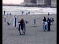 La abuela hace gimnasia en la playa Postiguet Alicante