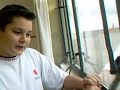 James quebrando o puxador da janela (2008)