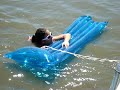 Chica intentando subir a flotador