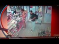 Video capta a un hombre tomando fotos bajo la falda de mujer