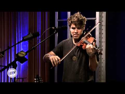 Lo-Fang performing