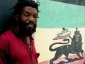 clipe gravado em trench town, kingston, jamaica.