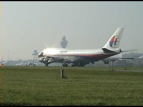 beautifull - PRESS WATCHING IN HIGH QUALITY FOR BETTER QUALITY AND LOVELY SOUND An beautifull take off of the malaysia boeing 747-400 NOTE : WATCH THE BEAUTIFULL FLARE !!...