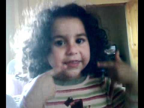 Mia cantando canciones cristianas infantiles