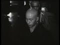 It is 1959 when in Yokohama novices wake up early in the Soto zen sect Sojiji temple for their zazen and other practices. Production: Michael Rogge.See my other 180 video clips here:http://nl.youtube.com/profile_videos?user=MichaelRogge&p=rDVD's available:http://www.xs4all.nl/~wichm/Film_DVDlijst.html