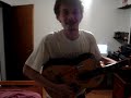 fava drogado tocando la guitarra