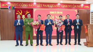 Bí thư Thành uỷ trao các quyết định về công tác cán bộ tại phường Mông Dương và xã Dương Huy
