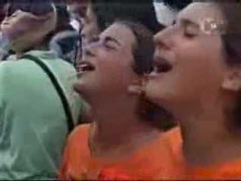 Hitnakut, singing girls N'vei Dekalim (?)