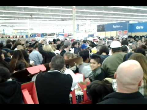 VIDEOS: estadounidenses se pelean por las ofertas en el ‘Black Friday’