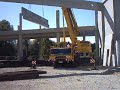 Gro�es Betonteil, Binder abladen und einheben