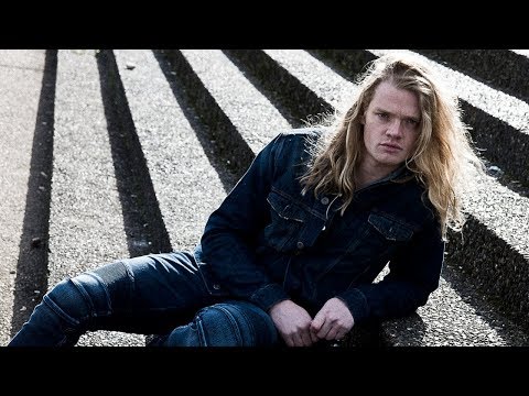 Fredrik Ferrier serenades Jeannie D