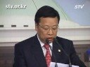 쌀 직불금 보도는 야당의원 끼워넣는 물타기자유선진당 권선택 원내대표는 쌀 직불금을 수령했다는 동아일보 보도는 야당 의원 끼워넣기를 통해 이번 사태를 물타기하고자하는 정부여당의 술책이 영된 악의적 왜곡기사라는 의구심을 지울 수 없다고 말하고 권 의원 자신은 직불금을 신청하고나 수령한 일이 없다고 밝혔다.[쌀 직불금 수령] 보도와 관련한 입장오늘 아침 신문과 뉴스를 보고 많이 놀라셨을 것입니다. 현직 국회의원 3명이 마땅히 농민들에게 돌아가야 할 쌀 직불금을 수령했다는 보도가 오늘자 동아일보 1면 머리기사로 실렸습니다. 동아일보 기사를 보고 국민 여러분께서도 적잖은 충격을 받으셨겠지만, 당사자로 지목된 저 역시도 국민 여러분 못지않게 적잖은 충격과 당혹감을 느꼈습니다.동아일보 보도 이후 많은 언론사 기자들로부터 사실관계를 묻는 확인 전화가 잇따랐으며, 때론 시민 여러분의 항의전화도 여러 통 받았습니다. 제 입장에서는 마른 하늘의 날벼락도 아니고, 참으로 어이없고 황당한 일이 아닐 수 없었습니다.이에 이렇게 기자회견을 자청해 쌀 직불금 수령 보도와 관련한 제 입장을 밝히고자 합니다.먼저 결론부터 말씀드리면, 저는 결코 단 한 푼의 쌀 직불금도 수령한 적이 없습니다. 동아일보에 같이 거명된 두 의원의 경우, 본인들이 실제 경작을 하지 않으면서도 본인들 명의로 쌀 직불금을 신청해 수령한 것으로 알려지고 있습니다. 하지만 저는 결코 단 한 번도 쌀 직불금을 신청한 적도, 수령한 적도 없습니다.다만, 평생동안 농사만을 지어오신 부친께서 자신이 경작하고 있는 농지에 대해 지난 2006년부터 쌀 직불금을 신청해 2006년과 2007년 각각 86만4천150원과 69만7천830원을 수령한 바 있습니다. 부친께서는 현재 대전광역시 중구 목달동 소재 1만1천689㎡의 논을 경작하고 계시며, 이중 제 명의로 돼 있는 논은 총 2천842㎡입니다. 저는 부친으로부터 79년 4월19일 대전광역시 중구 목달동 419번지 소재 1천884㎡의 논과 95년 5월24일 목달동 409-2번지 958㎡의 논을 증여받은 바 있으며, 이 논의 경작은 증여 이전부터 현재까지 계속 부친께서 동생들과 더불어 해 오고 계십니다.제 명의의 논에 대해 부친께서 쌀 직불금을 신청해 수령한 것은 사실이지만, 실제 경작자인 부친께서 쌀 직불금을 신청해 수령한 것은 애당초 쌀 직불금 제도의 도입취지와도 부합하는 일이고, 법적으로도, 도덕적으로도 전혀 문제될 것이 없습니다. 그럼에도 제가 마치 직불금을 직접 신청해 수령한 것처럼 보도하거나,마땅히 농민들께 돌아가야할 직불금을 가로챈 것처럼 보도하고 있는 것은 참으로 유감스런 일이 아닐 수 없습니다.평생을 땅을 일구며 살아오신 부친의 입장에서, 자식이 국회의원이라는 이유만으로 자신이 경작하고 있는 토지에 대해 정당하게 직불금을 신청해 수령한 것마저 언론이 문제 삼는다면 이만큼 억울한 일은 없을 것입니다.존경하는 국민 여러분!저는 소위 고위 공직자라는 사람들이 실제로 경작하지도 않는 토지에 대해 쌀 직불금을 신청해 마땅히 실경작자인 농민 여러분께 돌아가야 할 직불금을 가로채는 것은 지탄받아 마땅하다고 생각하고 있습니다. 그러나 사실관계에 대한 정확한 확인절차도 없이 언론이 마구잡이식의 보도를 통해 선의의 피해자를 양산한다면, 이는 마녀사냥에 다름 아니라고 생각합니다.저는 오늘 동아일보 보도가 야당 의원 끼워넣기를 통해 이번 사태를 물타기하고자 하는 정부여당의 술책이 반영된 악의적 왜곡기사라는 의구심을 지울 수 없습니다.현재 해당언론에 대해서는 언론중재위 제소를 포함한 명예훼손 소송 등 각종 대응방안을 검토중에 있습니다.해당언론사의 납득할만한 해명을 요구하며, 여타 언론인 여러분께서는 철저한 사실확인을 바탕으로한 보다 신중한 보도를 당부드립니다.국민 여러분께 심려를 끼쳐드린 점에 대해 다시 한 번 송구스럽다는 말씀을 올립니다. 감사합니다.【임창용 news@stv.or.kr】
