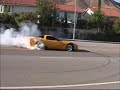 Corvete amarelo fritando pneu