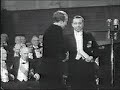 Gabriela Mistral aceptando el Premio Nobel