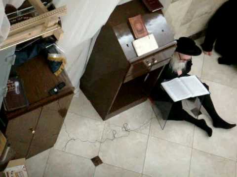 Serdahel Rebbe Learning Midrash Eicha Tisha B’av night 5770