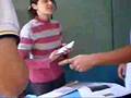 LA CHECHU ABRIENDO SU REGALO