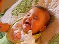 Jugando mientras tomo mi mamadera