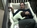 video: ayah tidur sekatil dengan anak