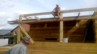 <p>Бригада плотников из Чухломской усадьбы строит дом из обычного бруса под усадку:</p>