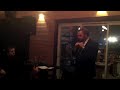 Le candidat à la direction du NPD, Thomas Mulcair, explique à la vingtaine de citoyens venus le rencontrer de quelle façon il compte former une opposition officielle forte avec son parti.