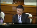 http://hk.youtube.com/watch?v=o2NfP68FOa4  Part 1 **風派是文革後喻指沒有自己立場、不堅持獨立思考、誰的勢力大就為誰賣命，甚至搖擺 不定、忽「左」忽右、賣身背叛的政治投機者。 **腦袋尖、骨頭軟、鼻子靈、臉皮厚，被概括為文革風派的行為特徵。腦袋尖是風派利慾 熏心的官癮物慾，驅使著他們不甘寂寞，鑽營奔走；鼻子靈是風派的才能，惟其如此才能知 微見著，搶先下注，博得綵頭（一旦失手，就成「聰明反被聰明誤」）；骨頭軟雖是人所共 有的畏懼，有保身保家的無奈，也有底線失守的節操闕失；臉皮厚是風派的膽，讓他們行事 時雷厲風行、彈不虛發。毛澤東亦曾諷刺風派說，他們是「以『風』為準。今天刮北風，他 是北風派，明天刮西風，他是西風派，後來又刮北風，他又是北風派」。史書記載，後樑、 後唐、後晉、後漢、後週五朝元老馮道的得勢秘訣是：「觀望形勢，計算利害，謀而後動， 絲毫不差」。 (維基百科- thx 網友Egghead1969提供^^)***毓民於選舉時，曾承諾為各位監察政府，踢爆庸官和保皇黨。今天下午，毓民就踢爆 民建聯於雷曼事件上多次轉軚，特別是面對苦主時，多位成員聲嘶力竭，與苦主同仇敵愾， 結果返會議廳時，原形畢露。*** (info fm yukman facebook)