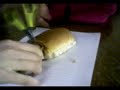 Broodje Frikandel in stukjes knippen!! Broodje Frikandel in stukjes knippen!!