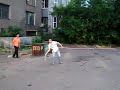 Competencia de hombres lanzando teclados