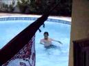 FRED EM CAMBALHOTA NA PISCINA. FRED EM CAMBALHOTA NA PISCINA.