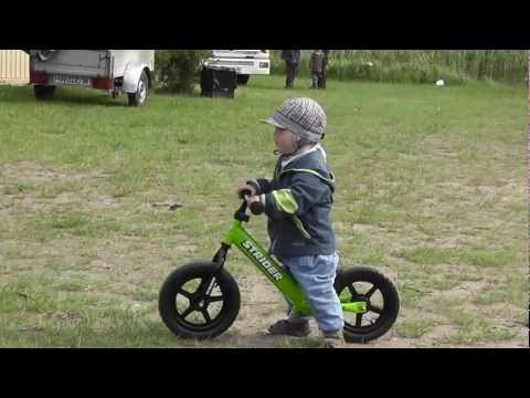 Laufrad Kind war 18 Monate jung