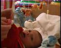 decouvrez senzo de la maternit� � son 3� mois, avec ses jouets, son plaisir du bain et en famille...
