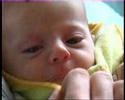 decouvrez senzo de la maternit� � son 3� mois, avec ses jouets, son plaisir du bain et en famille...