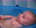 decouvrez senzo de la maternit� � son 3� mois, avec ses jouets, son plaisir du bain et en famille...