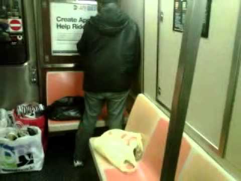 Uomo urina sui sedili del treno Uomo urina sui sedili del treno