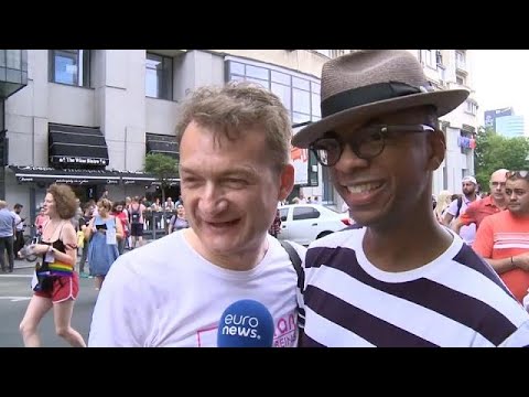 Pride Parade Bukarest: Adrian Coman & Claibourn Hamilto ...