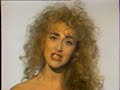 Also info in English below.Vincze Lilla és Cziglán István 1990-ben kiváltak a Napoleon Boulevard-ból és duóként folytatták pályafutásukat (úgy 2-3 évig, ha jól emlékszem). A Maradunk a Duna partján talán a legismertebb daluk. A klip 1991 körül készülhetett.This video was made at the begin of the 90s. The meaning of the title is: We'll stay at the coasts of the Danube (it's about the love of our country). About these musicians see also Napoleon Boulevard and Solaris.