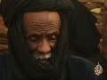 تقرير : بيبه ولد امهاديتاريخ بث التقرير : 16/7/2008أدّى الصراع الدائر في شمال النيجر إلى تشريد سكان عدد من المدن والقرى. وقد أصبحت مدينةإيفروان على سبيل المثال شبه خالية من السكان حسب حركة النيجريين من أجل العدالة المتمرّدة على نظام نيامي.وتمنع السلطات منظمات الإغاثة من مد يد العون للمشردين والصحفيين من مجرد الوصول إلى الشمال؛ لكنّ قناة الجزيرة استطاعت كسر الحصار ووقفت على جانب من معاناة المشردين هناك.